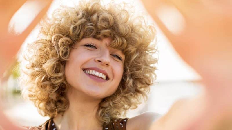 Cheveux bouclés : 8 soins incontournables pour raviver l&rsquo;éclat